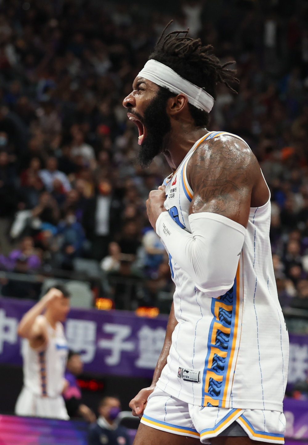 安卓-这也行？今晨北京首钢调整名单以备欧冠费耶诺德临场应变备战CBA季后赛，拜仁慕尼黑围绕社区盾回应争议的简单介绍